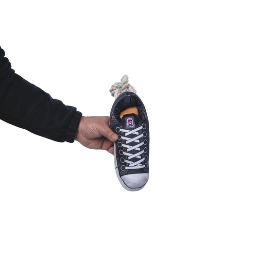 Mainan Anjing Sepatu Kets Mewah Squeaky Comfort – dengan Kompartemen Camilan, Aman & Tahan Lama – Hitam